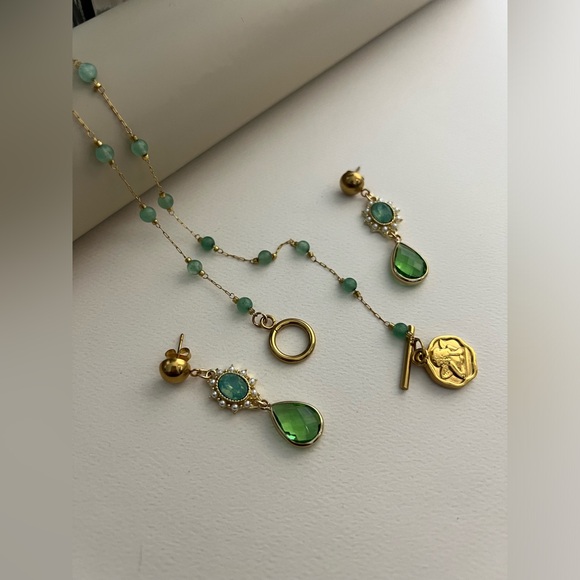 Elegant Angel Gold & Green Victorian-Inspired Necklace with Matching Earrings - Picture 3 of 13